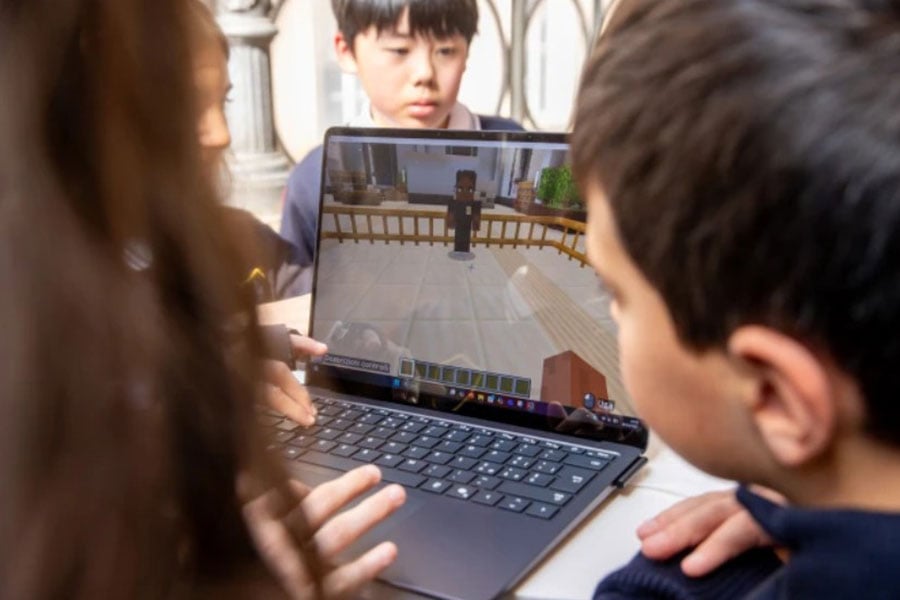 kids play minecraft